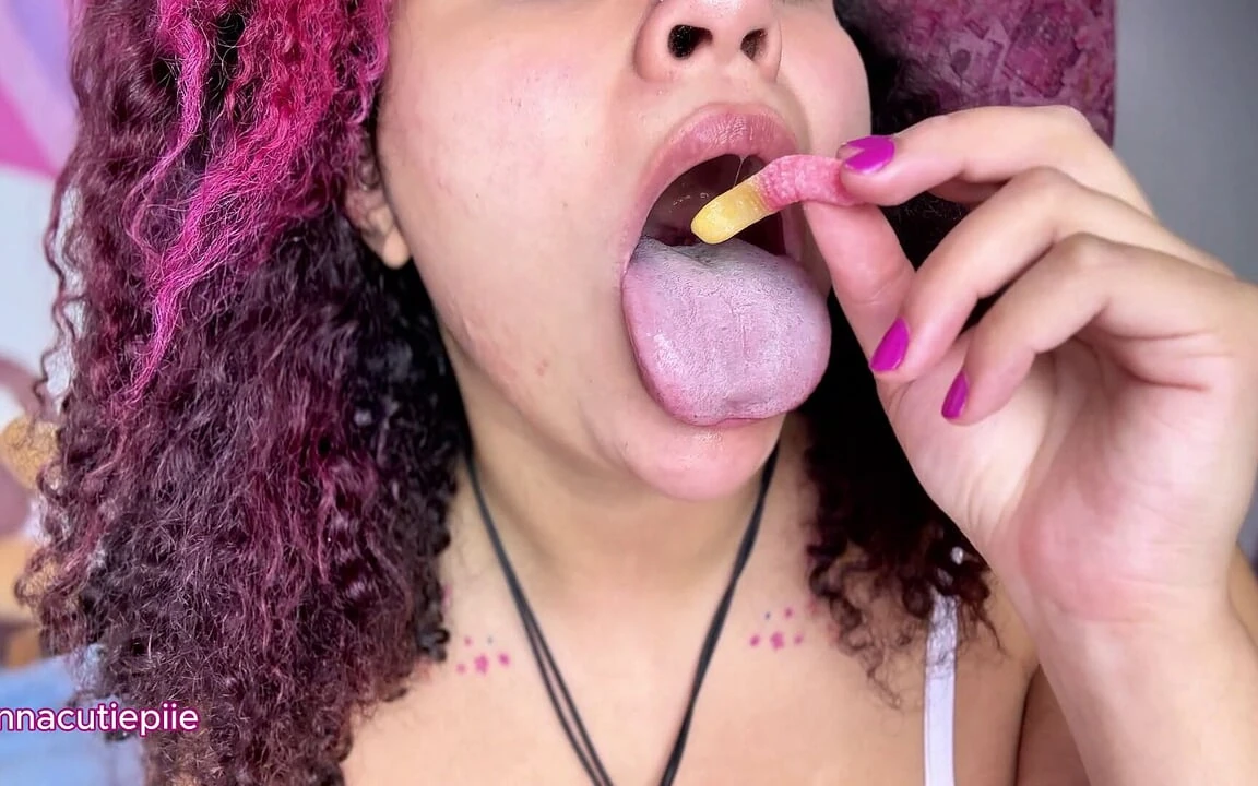 ASMR, gros plan sur la bouche, mange des vers gluants et parle de vous avaler