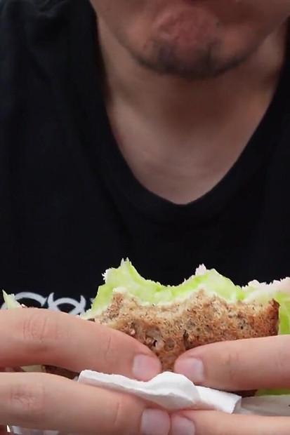 ASMR Azijski tip jede sendvič s doručkom