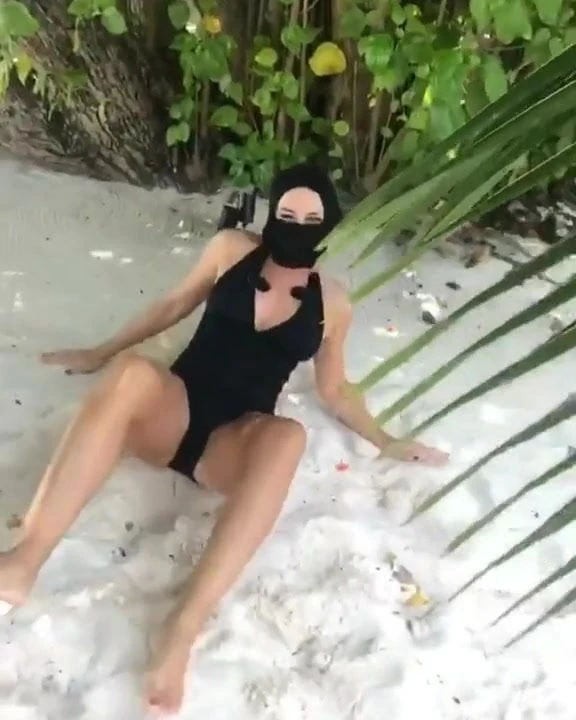 Elizabeth Hurley kung fu fighting