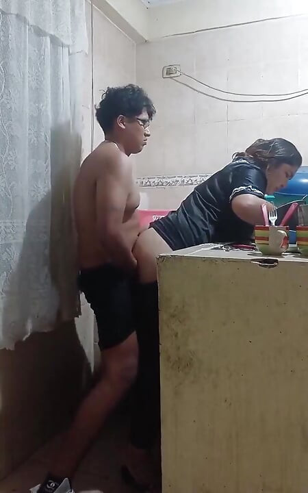 Mexikanische frau, die analsex in der Küche hat, beeil dich, mein chef wird jetzt jede Minute ankommen. Mexiko-Stadt