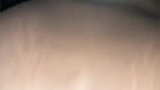 Auf den rücken eines großen schwarzen schwanzes gespritzt