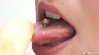 Shelby Moon mangia la banana