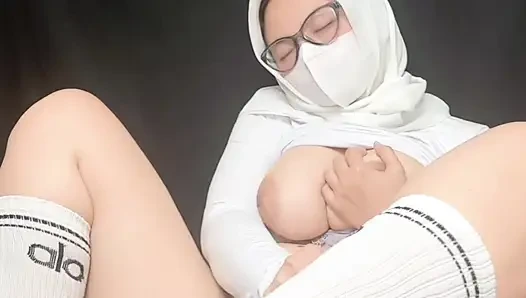 Мастурбирует