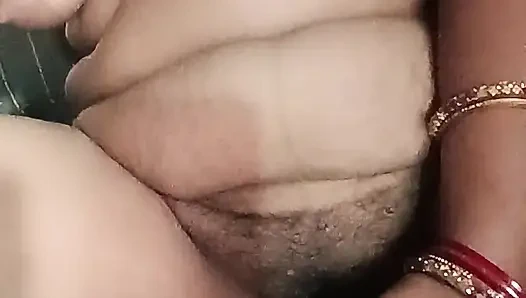 Hintli deshi köylü ev hanımı amcık vibratör dildoyla mastürbasyon yapıyor
