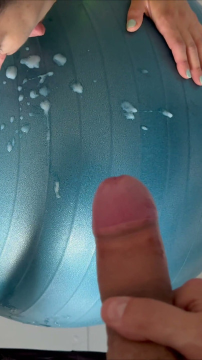 Fitgirl sloppy blowjob and cum cleaning on her swiss ball - Dazzlingfacegirl | Clip 3