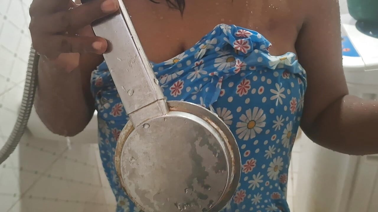 Горничная купается на улице и в помещении