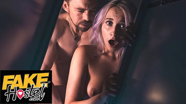 Fake hostel Halloween Special - шкафчик с привидениями - с возбужденной тинкой-студенткой становится супер мокрой от массивного члена