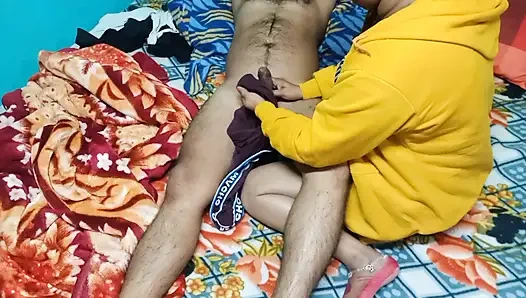 Новая молодая пара занимается романтикой.