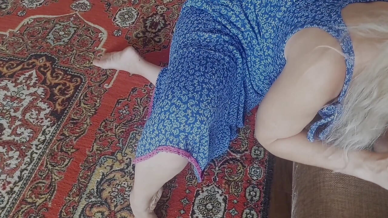 Kaki selena berpose dan nyepong kontol
