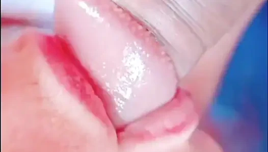 Attraktive hure Sabrinahole, er bekam hunger und isst einen köstlichen und saftigen schwanz