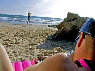 在我们的暑假期间，我的妻子在海滩上把她的屁股给了一个陌生人。她就在公共场合操了他和我