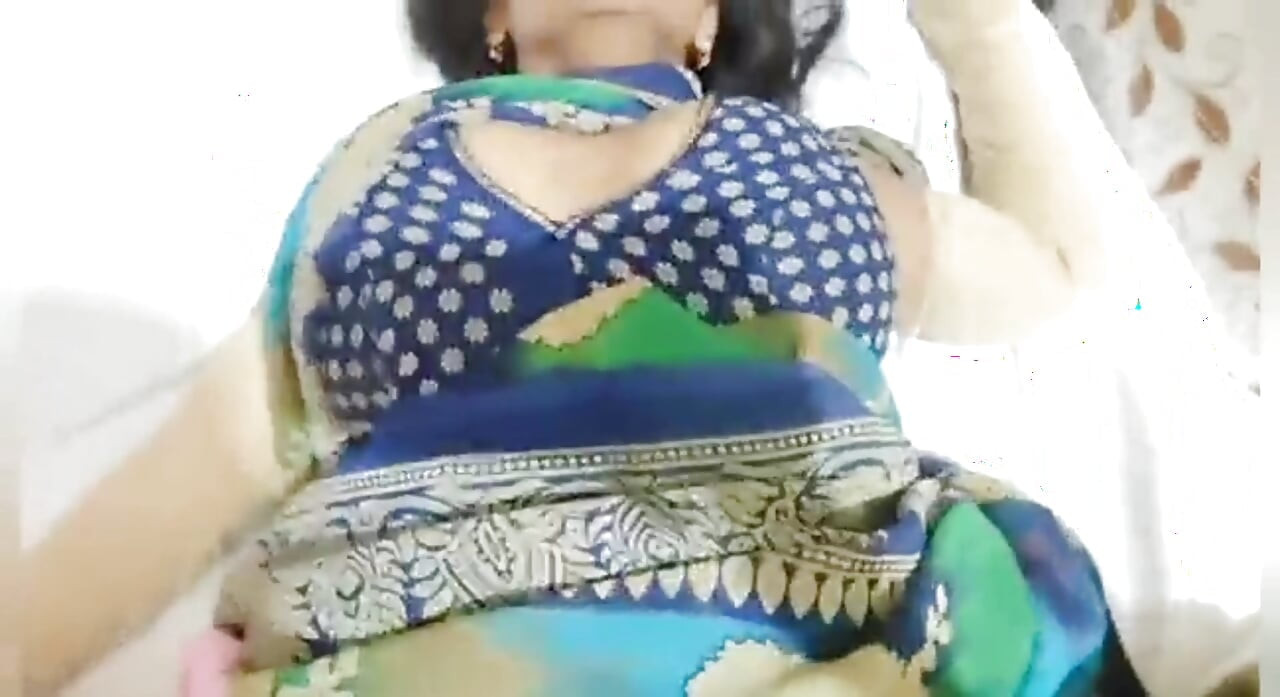 Indian hot sexy aunty sex with her young hot bestfriend