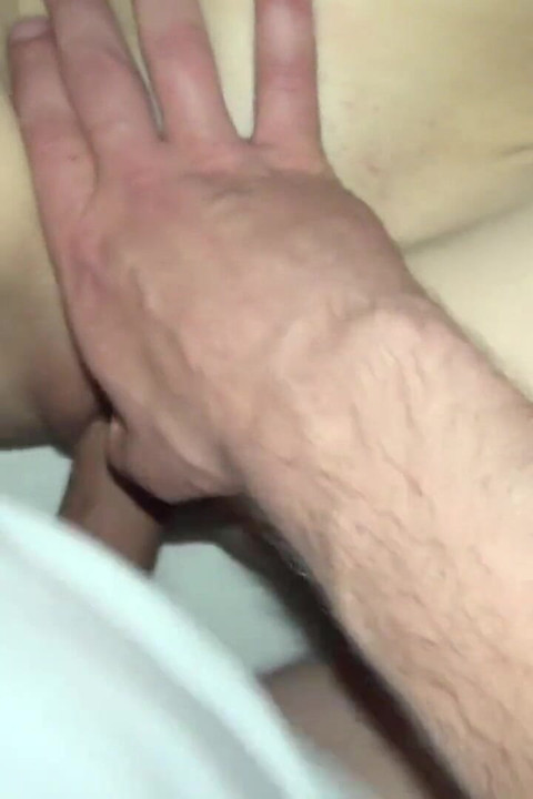 Remaja blonde kurus molek menghisap zakar di bawah stereng dan kongkek