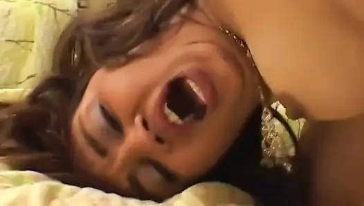 Düzgün vücutlu latin kadın baştan çıkarıcı bir şekilde büyük yarak yalıyor