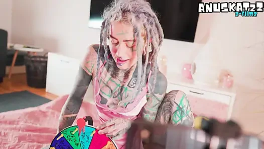 Dövmeli web kamerası modeli gösteri sırasında yarıda kesiliyor ve sikiliyor