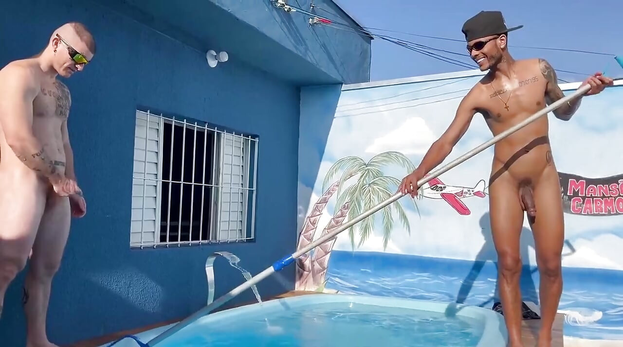 2 seguidos masturbando en la piscina