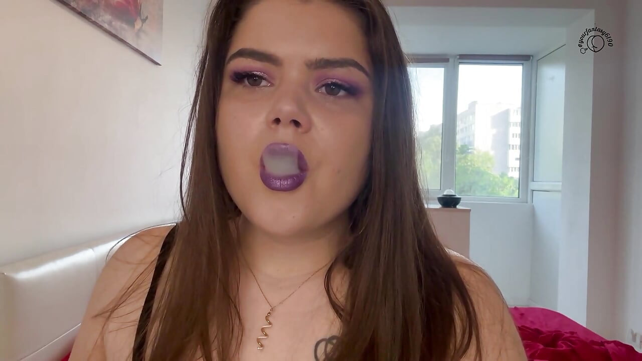 Fumând țigări cu machiaj violet și ruj