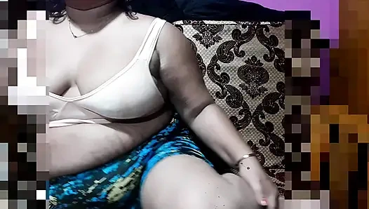 Hintli Boudi görüntülü görüşmede kocasıyla vücudunu gösteriyor.