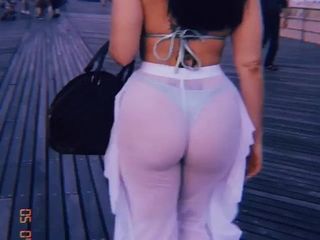 Sexy godin in een witte broek en string