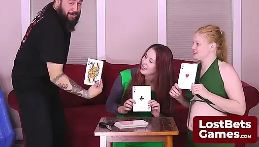 Der Strip-High-Card-Verlierer endet am ende kopf zu zehen bedeckt