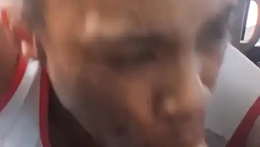 Cewek mungil kulit hitam disumpal sama besar pria kulit putih