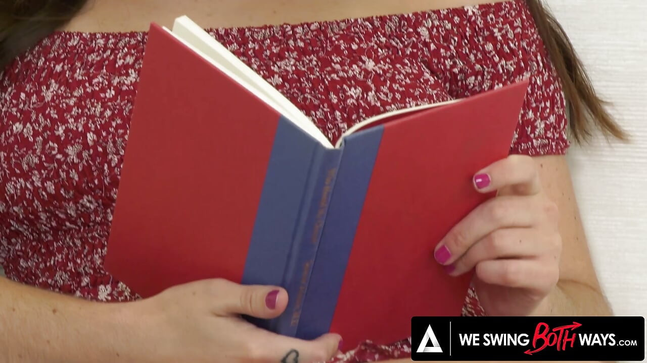 WE SWING BOTH WAYS - Keira Croft wciąga męża i jego crusha w hardcore'owy anal
