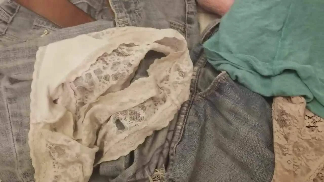 卡明斯穿上我姐姐的蕾丝内裤 第1部分
