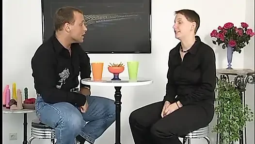 Büyük memeli kısa saçlı esmer büyük yarağı yalıyor