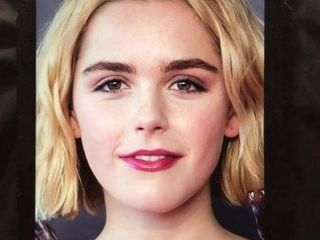 Kiernan Shipka pintura de cara semen homenaje 2