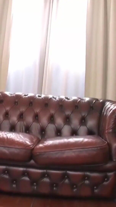 Diabelski trójkąt: Mężczyzna dostaje ręce zamknięte wokół ud, przez jej czarne pończochy podczas zabawy | Klip 3