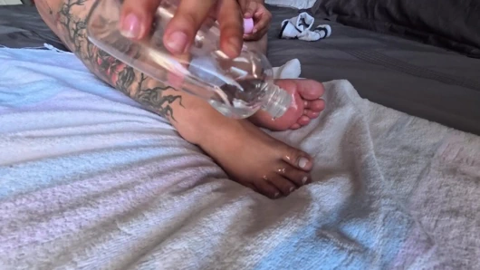 Pamer kaki, kaki, dan kakiku sambil bugil