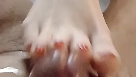 Kelly führt einen technischen footjob durch, der Dominiks schwanz zu einem squirting-orgasmus bringt.