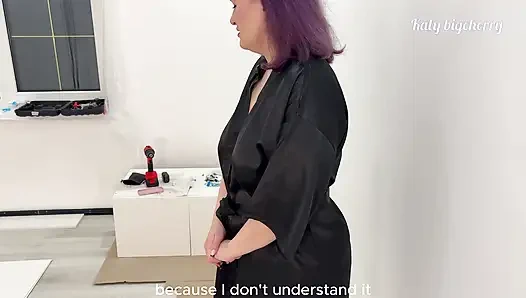 Geile Stiefmutter schiebt Stiefsohns Gesicht während der Möbelmontage in Ihre Muschi