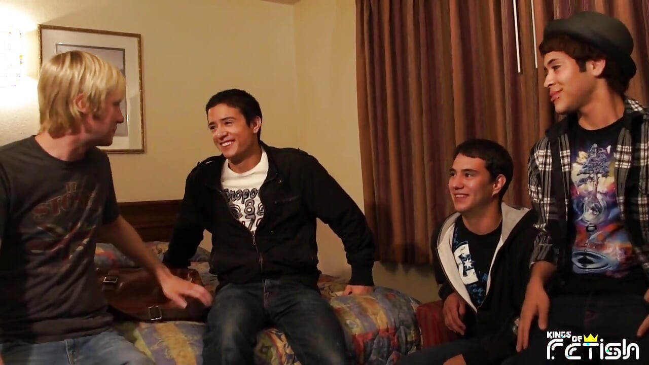 Vier geile twinks haben analsex im hotelzimmer im bareback-stil