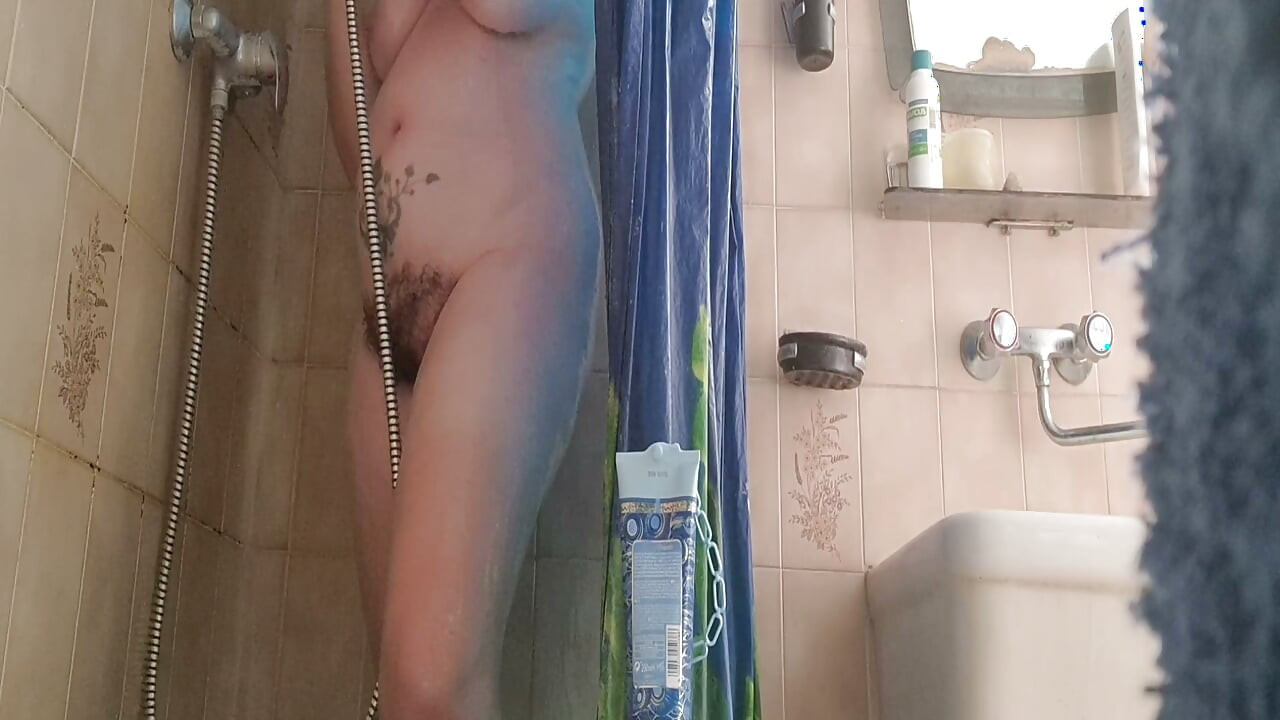 Italiensk moden fuld busk tisser vådt i brusebadet