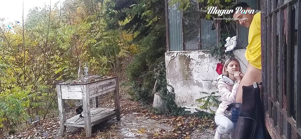 Petite Gina Gerson fodendo ao ar livre em um dia chuvoso