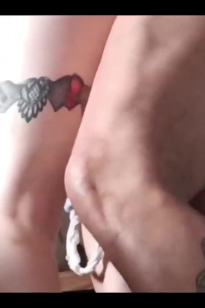 Moje ugrizanje me napunilo spermom do dna