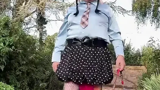 Dalam pakaian dengan skirt gelembung kecil untuk keluar petang