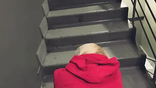 Roter Kapuzenpullover, Öffentlich: Auf Den Stufen Gebeugt, Feuchter Hund Im Eingang