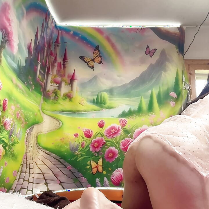 Em nhỏ mảnh mai khoả thân hoàn toàn, mông sexy