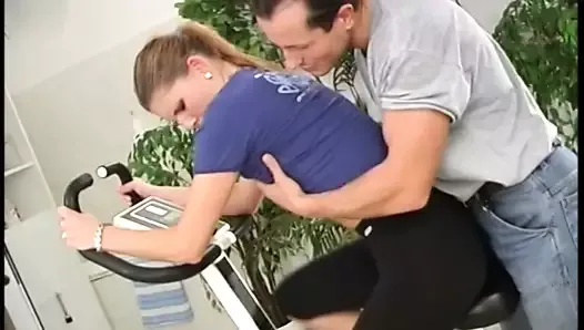 Hot slut in heat takes a big cock from behind in the gym