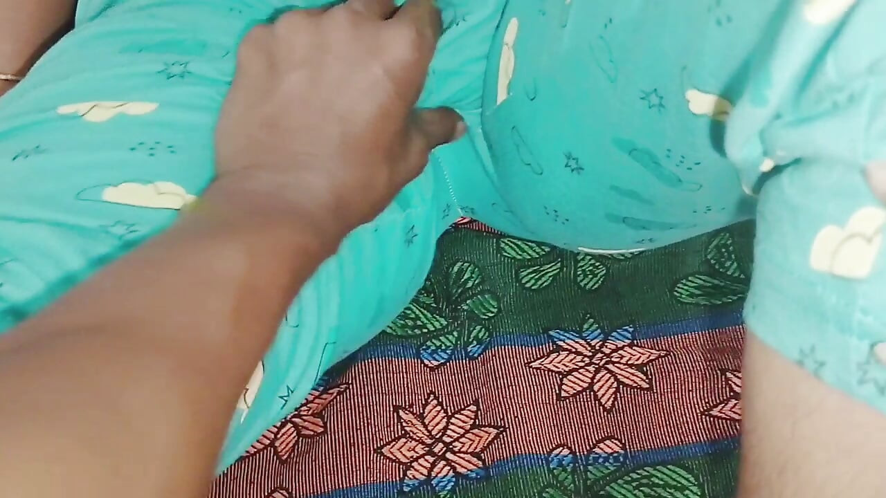 I seduced my stepsister by giving her chocolate, then I fucked her and ejaculated inside her.