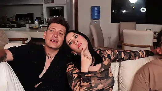 İki Kolombiyalı üvey kız kardeş, eşlerini isyanlı bir dörtlüde paylaşıyor