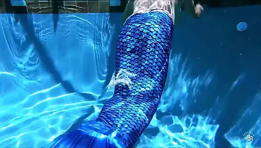 Mit einer meerjungfrau schwimmen