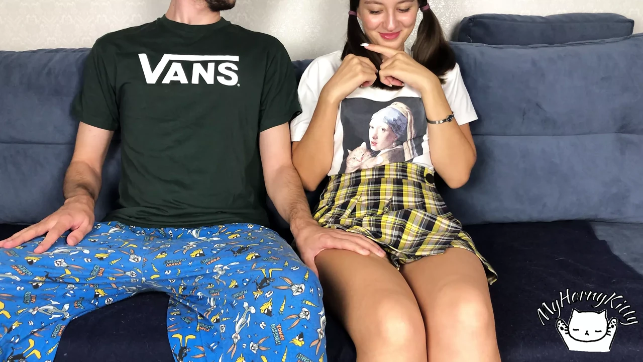 继兄弟抚摸继妹的奶子！但是她没想到他有这么大的鸡巴可以吮吸！颜射