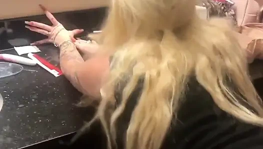 Gadis binal ini dientot habis-habisan sama pria yang lebih tua di kamar hotel setelah berpesta!