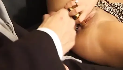 Diese schlampe aus deutschland mag es, schwanz in den hals zu nehmen und mit spielzeug zu spielen