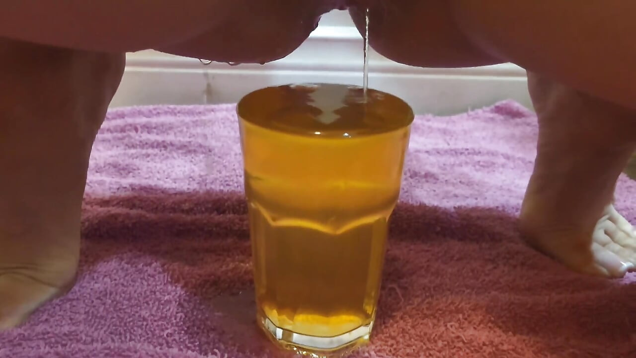 Extreme pisse-verzweiflung, verzweifelte pinkelfüllung und überquellende tasse mit meiner pisse