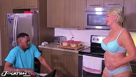 Сексуальной бабушке нужен хуй 24/7