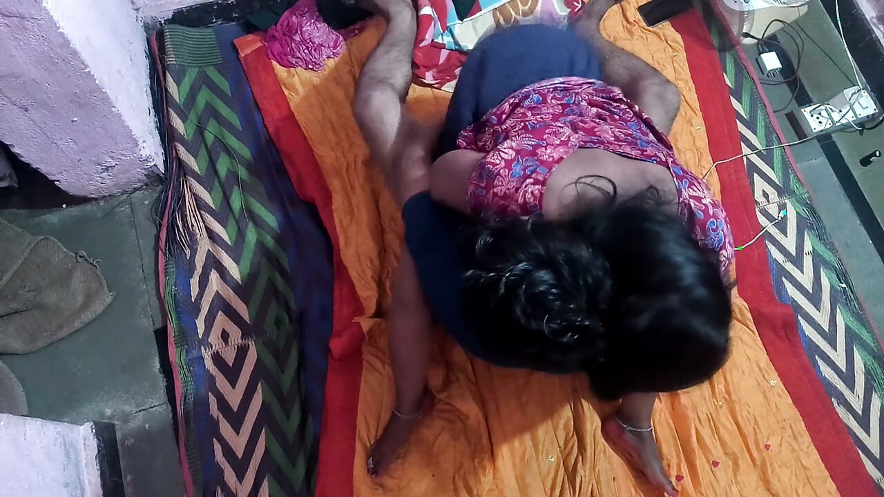 Esposas cachondas Violet Myers y Raissa Bellini seducen al joven de la piscina